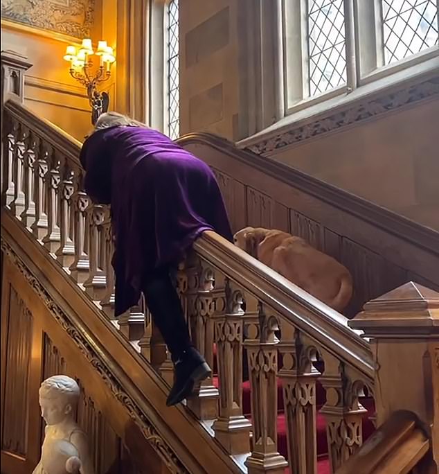 La véritable châtelaine du château de Highclere, où a été tournée la série à succès, a posté une vidéo hilarante d'elle-même descendant les escaliers de sa demeure du Hampshire de diverses manières peu élégantes, notamment en glissant à reculons le long de la rampe et en rebondissant dans un sac de couchage ¿ sur l'air de Dancing Queen d'Abba¿.