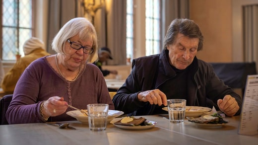 Agneta Eckert et Hans Brorson, retraités, se retrouvent autour d'un repas.