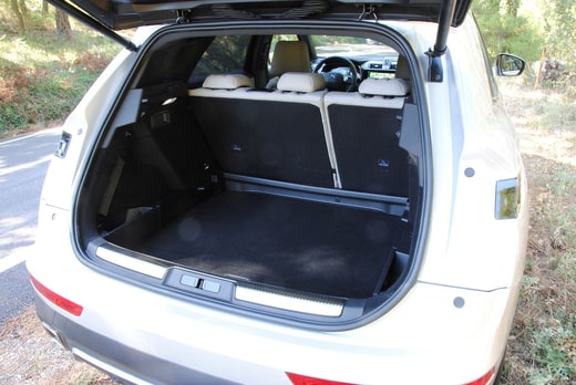 Le volume de chargement est important, 555 litres. Dossier en deux parties, réglable sous différents angles.