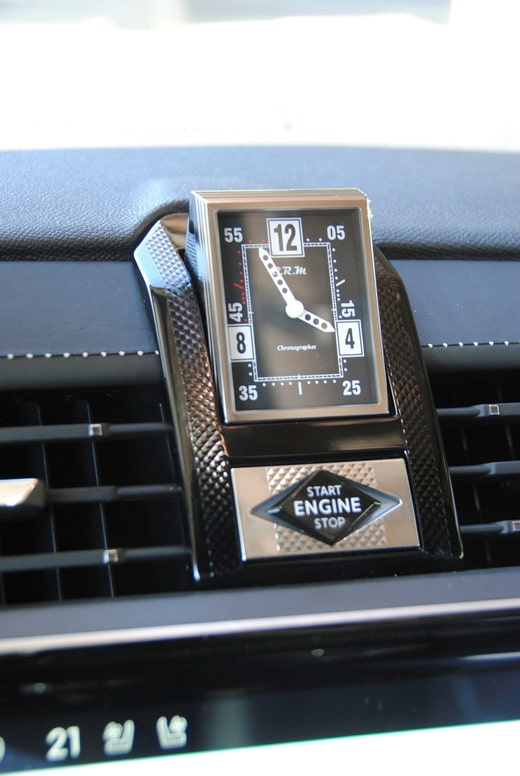 L'horloge analogique souligne le luxe à la française et fait un élégant saut périlleux lorsque le contact est mis.