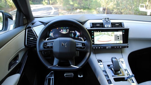 L'environnement caractéristique du conducteur est familier, mais le système d'information sur l'écran de 12 pouces a été mis à jour.