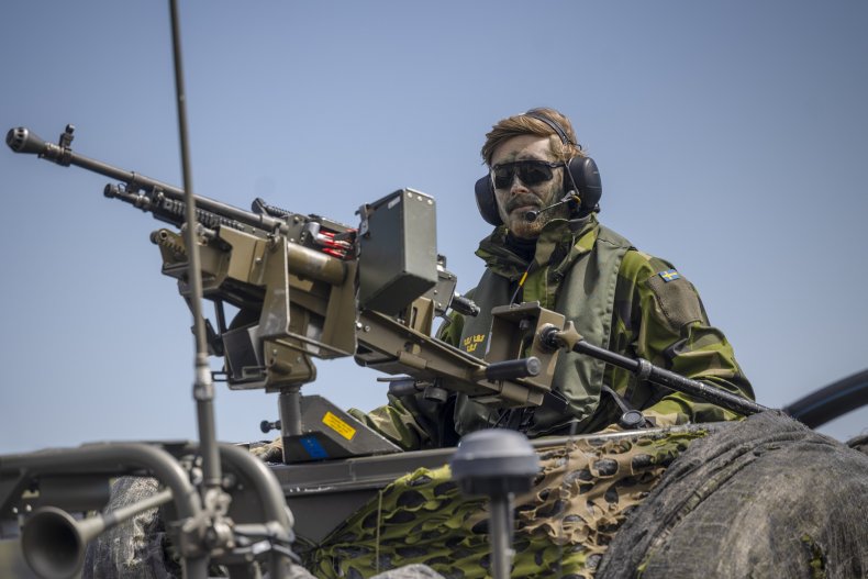 Un soldat suédois participe à des exercices de l'OTAN en mer Baltique