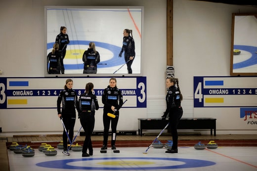 L'équipe Anna Hasselborg a tiré la plus longue paille contre l'équipe Isabella Wranå et a pu représenter la Suède aux championnats : 