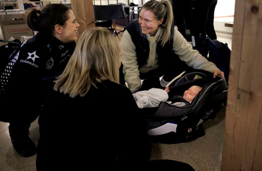 Sara McManus était de retour sur la glace de compétition un peu plus d'un mois après son accouchement. Son fils Mac s'est fait une place de choix sur les pistes de curling.