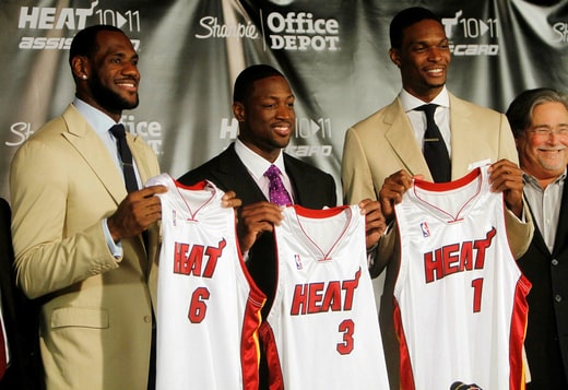 LeBron James (à gauche) a fait les gros titres lorsqu'il a choisi, avec Dwyane Wade (au centre) et Chris Bosh (à droite), de signer avec le Miami Heat en tant qu'agent libre à l'été 2011. Cette décision a depuis été qualifiée de révolutionnaire en termes de mobilité des joueurs dans la ligue. Photo d'archive.