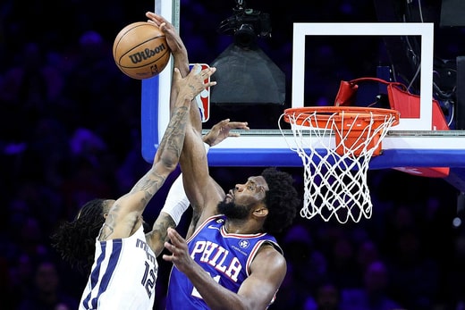 Joel Embiid, candidat au titre de meilleur joueur de Philadelphie, bloque la tentative de dunk de Ja Morant lors du match entre les 76ers et les Grizzlies le 23 février. Embiid a été repêché par Sam Hinkie en 2014 et a adopté le surnom de 