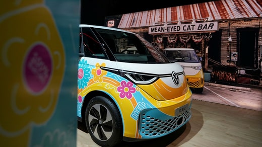 Le Folkabus d'aujourd'hui - ID.Buzz - est entièrement électrique. Mais au salon de l'automobile de Bruxelles en janvier, une version rappelant l'époque du flower power des années 1960 a été exposée.