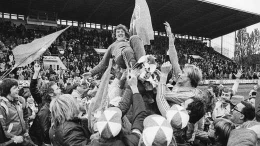 Roy Hodgson est hissé par des supporters victorieux après que le Halmstads BK a remporté le titre de champion de Suède 1976.