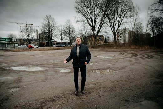 Un immeuble de 16 étages est censé s'élever sur le champ de gravier - mais Ulf Rohlén a reporté la construction.