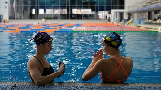 Les nageuses artistiques Maryna et Vladyslava Aleksiiva à l'entraînement à Kiev en février. La route vers les Jeux Olympiques de Paris est semée d'embûches.