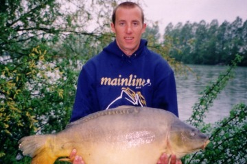 Je suis un ancien milieu de terrain anglais... maintenant je passe mes journées à pêcher la carpe.