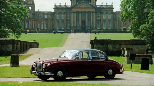 La Jaguar de Morse est garée devant le palais de Blenheim dans un épisode de la célèbre série télévisée.