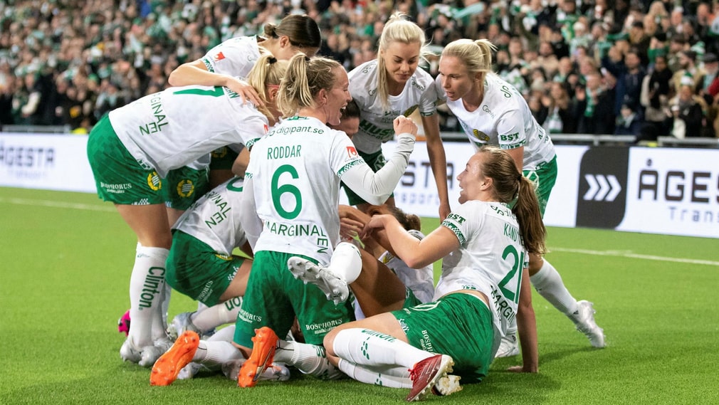 Hammarby célèbre le but 1-0 contre Vittsjö en première division suédoise féminine. En bas de la pile, la buteuse Madelen Janogy.
