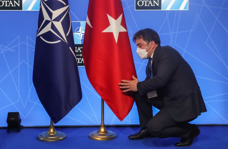 Drapeaux de la Turquie et de l'OTAN au siège de l'OTAN