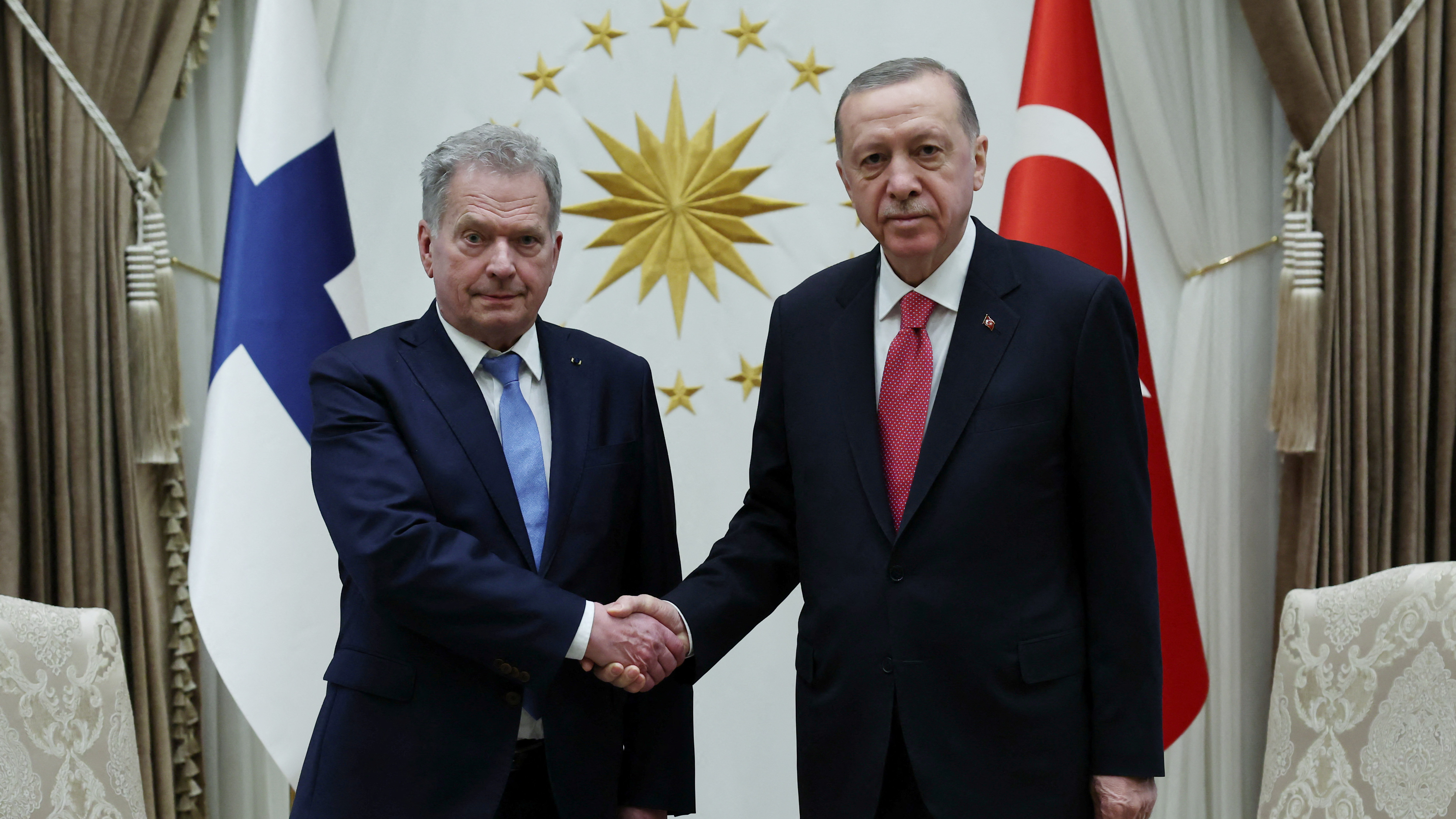 Le président turc Recep Tayyip Erdogan et le président finlandais Sauli Niinisto. /Reuters/Murat Cetinmuhurdar/Presidential Press Office/Handout