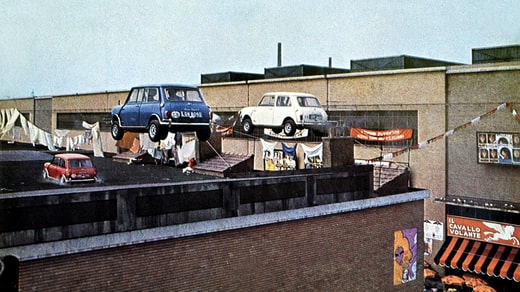 Poursuite en voiture sur les toits dans