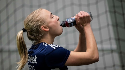 Pause liquide à l'entraînement. Dimanche, le Djurgården de Stinalisa Johansson attend la première suédoise féminine loin de Häcken.