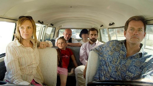 Toute la drôle de famille est rassemblée dans le bus VW - maman Sheryl (Toni Colette), Olive (Abigail Breslin), grand-père Edwin (Alan Arkin), demi-frère Dwayne (Paul Dano), frère de Sheryl, Frank (Steve Carell) - et papa Richard (Greg Kinnear) au volant.