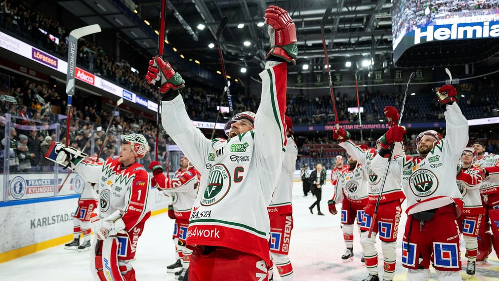 Joel Lundqvist de Frölunda applaudit avec ses coéquipiers après la victoire.