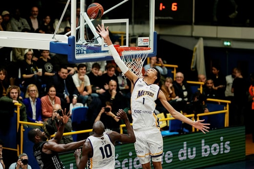 Wembanyama, qui mesure 223 centimètres, n'a pas besoin de sauter très haut pour bloquer les tirs adverses.