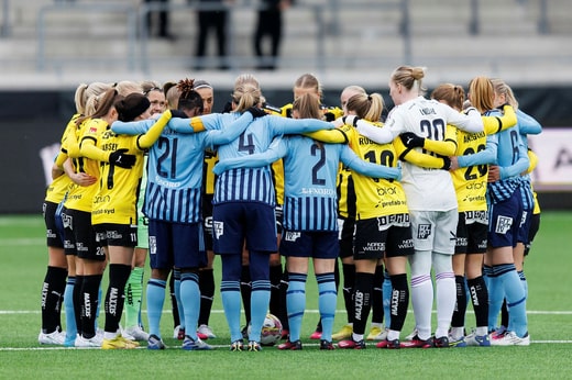Les joueuses de Häcken et Djurgård lors d'une action commune à Hisingen.