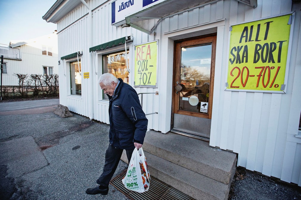 Bengt Sörensson est l'un des derniers clients de Rehnbergs à Stenungsund. Après 111 ans d'existence, le magasin ferme ses portes.