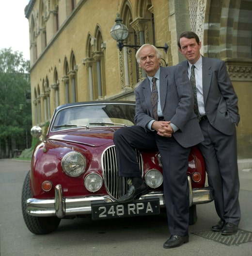 John Thaw, qui incarne l'inspecteur Morse, et Kevin Whately (son collègue Robbie Lewis) posent devant la Jaguar.