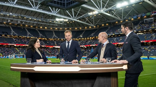 Sebastian Larsson dans le studio Viaplay Nations League avec la présentatrice Jennifer Kücükaslan et les experts Fredrik Ljungberg et Bojan Djordjic.