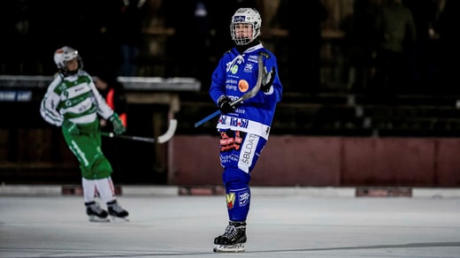Tilda Ström (en bleu) de Villa Lidköping a inscrit 61 buts en 14 matches lors de la série de base. Un rôle que la ditto Edit Ljung, de Västerås, est censée jouer.