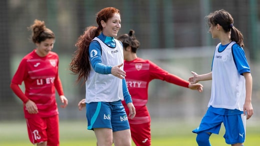 Lorsque l'équipe nationale masculine norvégienne a affronté la Géorgie à l'extérieur dans le cadre des qualifications pour le Championnat d'Europe, l'ancienne joueuse de l'équipe nationale, Lise Klaveness, a joué au football avec des joueurs des clubs géorgiens de Lantjchuti et de Batumi.