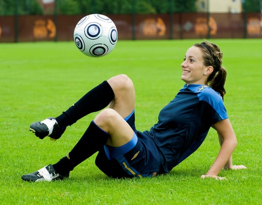 Kosovare Asllani, star de l'équipe nationale suédoise, a fait ses débuts au Championnat d'Europe 2009 en Finlande. Elle s'entraîne ici à Turku.