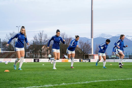 L'équipe féminine des Swiss Grasshoppers s'entraîne à Zurich. La Suisse vise maintenant le Championnat d'Europe.