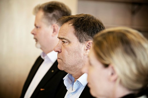 Trois des chefs de groupe à droite, de gauche Axel Josefson, M, Martin Wannholt, D, et Elisabet Lann, KD. Axel Darvik, L, est absent de la photo.
