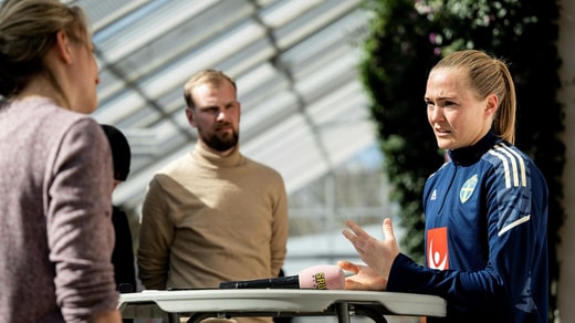 Magdalena Eriksson est interviewée par DN et d'autres médias lors du rassemblement de l'équipe nationale à Malmö.