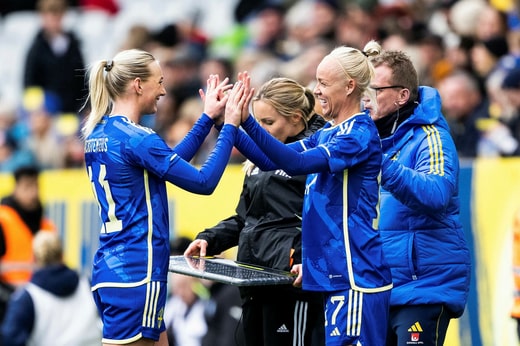 Caroline Seger (à droite) est remplacée lors du match international contre le Danemark à Malmö.