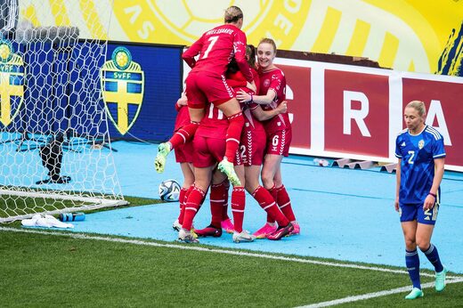 Les joueuses danoises célèbrent le but de la victoire en fin de match. La remplaçante suédoise Jonna Andersson est déprimée.