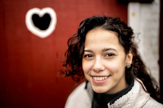 Avec son compagnon Oscar Vestlund, Angelica Bengtsson s'est créé une belle vie dans la maison rouge.