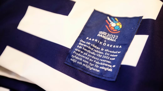 Un sac de sport prêt à l'emploi fabriqué à partir d'un matériau qui a servi de bannière lors de la Coupe du monde de handball à Göteborg.