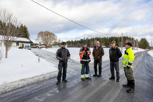Lars Hägersten, Christer Lund, Thomas Hallgren Schaffer, Olof Söderström et Bertil Eriksson dans le village de Näversjön.