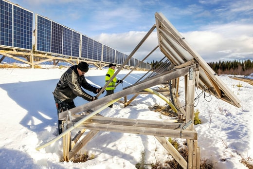 L'échafaudage a cinq positions pour suivre le soleil. Tant qu'il y a de la neige sur le sol, ils sont inclinés verticalement.
