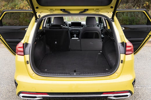 La Kia Ceed offre également un grand espace de chargement, mais le plancher n'est pas complètement plat lorsque les sièges sont rabattus.