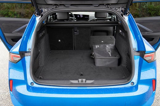 Lorsque la banquette arrière est rabattue, l'espace de chargement devient complètement plat dans l'Opel Astra. Un plus également pour les bords droits.