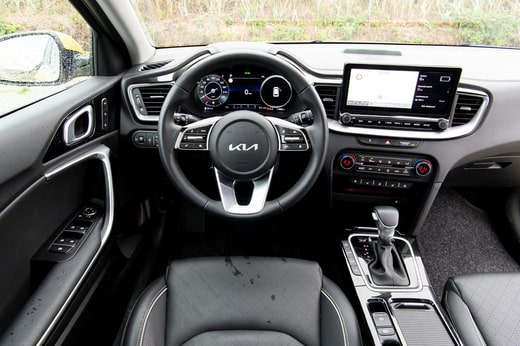 Kia a soigneusement mis à jour la Ceed, mais malgré les nombreux boutons, il est facile pour le conducteur de s'y retrouver.