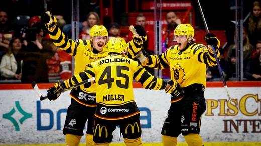 Jonathan Johnson de Skellefteå (à gauche) célèbre son but 1-0 dans le sixième match contre Örebro avec Oscar Möller (45) et Rickard Hugg (à droite).