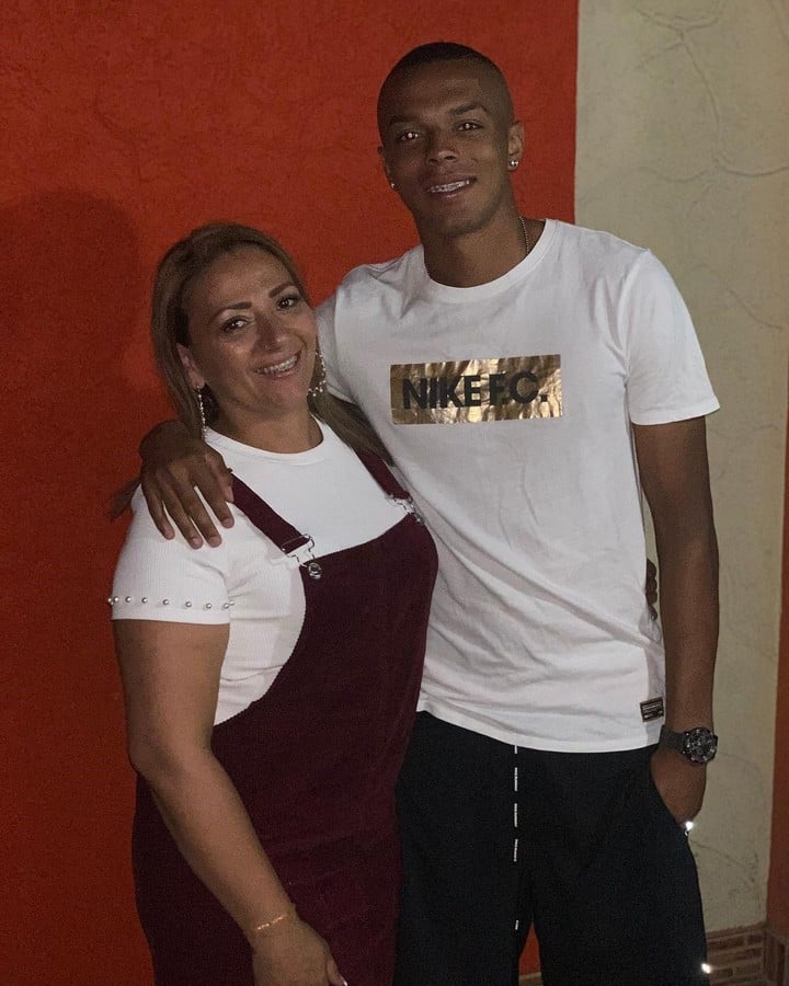 Kevin Aladesanmi avec sa mère, la Colombienne Sandra Sánchez.  Photo : Instagram.
