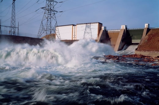 Les projets de nouvelles centrales hydroélectriques de Vattenfall doivent faire l'objet d'une évaluation environnementale. Le gouvernement a déjà suspendu l'évaluation environnementale des centrales hydroélectriques existantes qui avait été entamée.