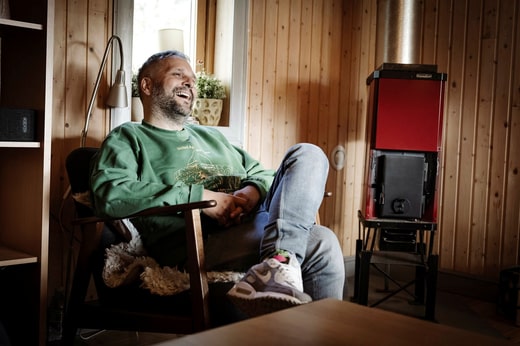 Dans la municipalité de Jokkmokk, Vattenfall possède onze centrales hydroélectriques. Le conseiller du parti vert Henrik Blind est prudemment positif quant aux investissements.