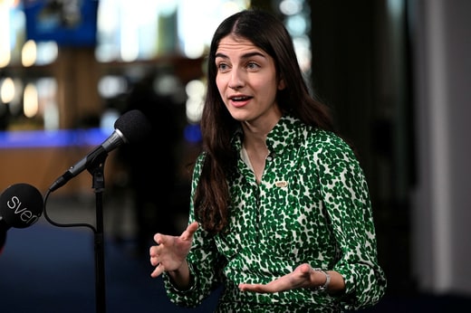 La ministre de l'Environnement Romina Pourmokhtari (G) à son arrivée à la réunion des ministres de l'Environnement de l'UE à Scandinavian XPO à Märsta, près de Stockholm.