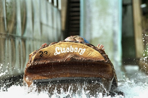 Dans l'attraction aquatique Flumeride, vous avancez dans ce qui devrait ressembler à des troncs d'arbre évidés le long d'un cours d'eau qui se termine par une falaise.