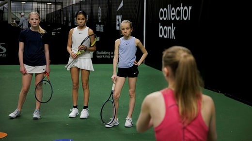 Emilia Schlosser donne des instructions à trois de ses joueuses qui, elle l'espère, voudront devenir entraîneuses à l'avenir.